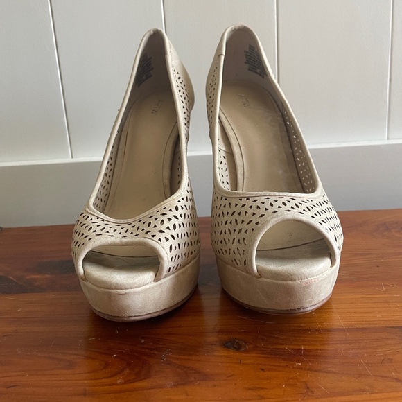 High Heels - Picture 1 of 4